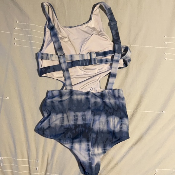 RVCA One Piece - Picture 4 of 5